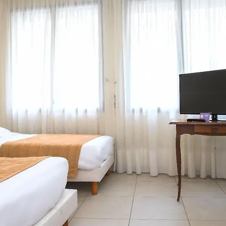 Hotel De Rosny 2*