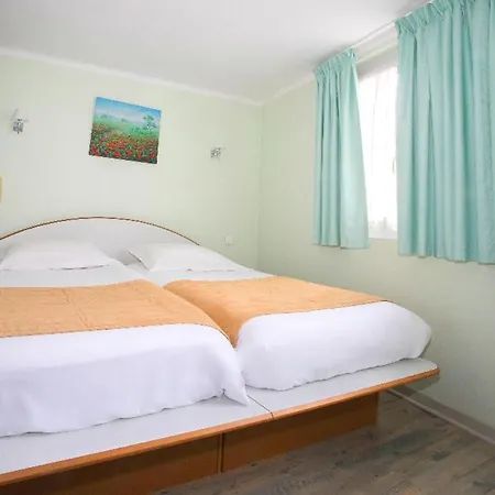 Hotel De Rosny 2*
