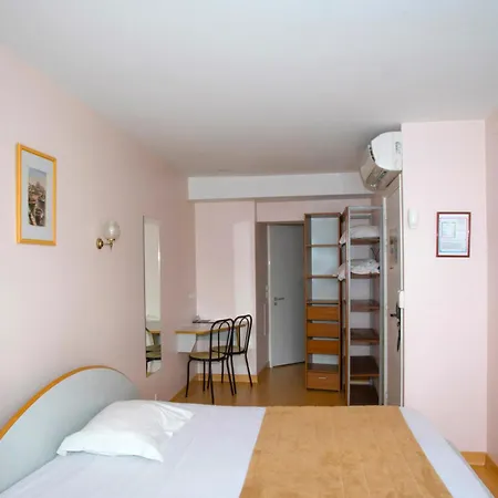 De Rosny Hotel 2*