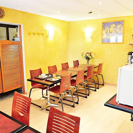 Hotel De Rosny 2*