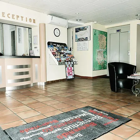 Hotel De Rosny 2*