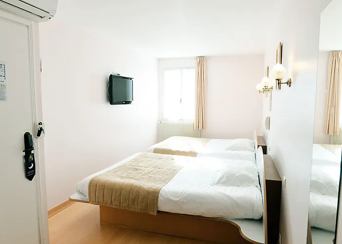 德罗斯尼酒店 2* 图尔