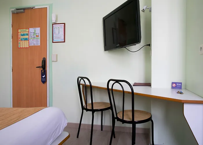 德罗斯尼酒店 2* 图尔