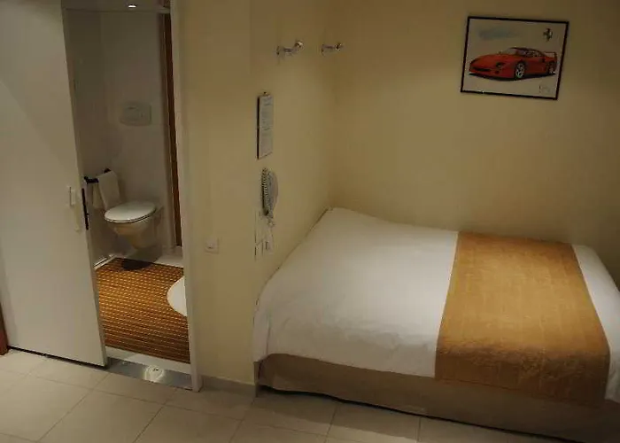 德罗斯尼酒店 2* 图尔